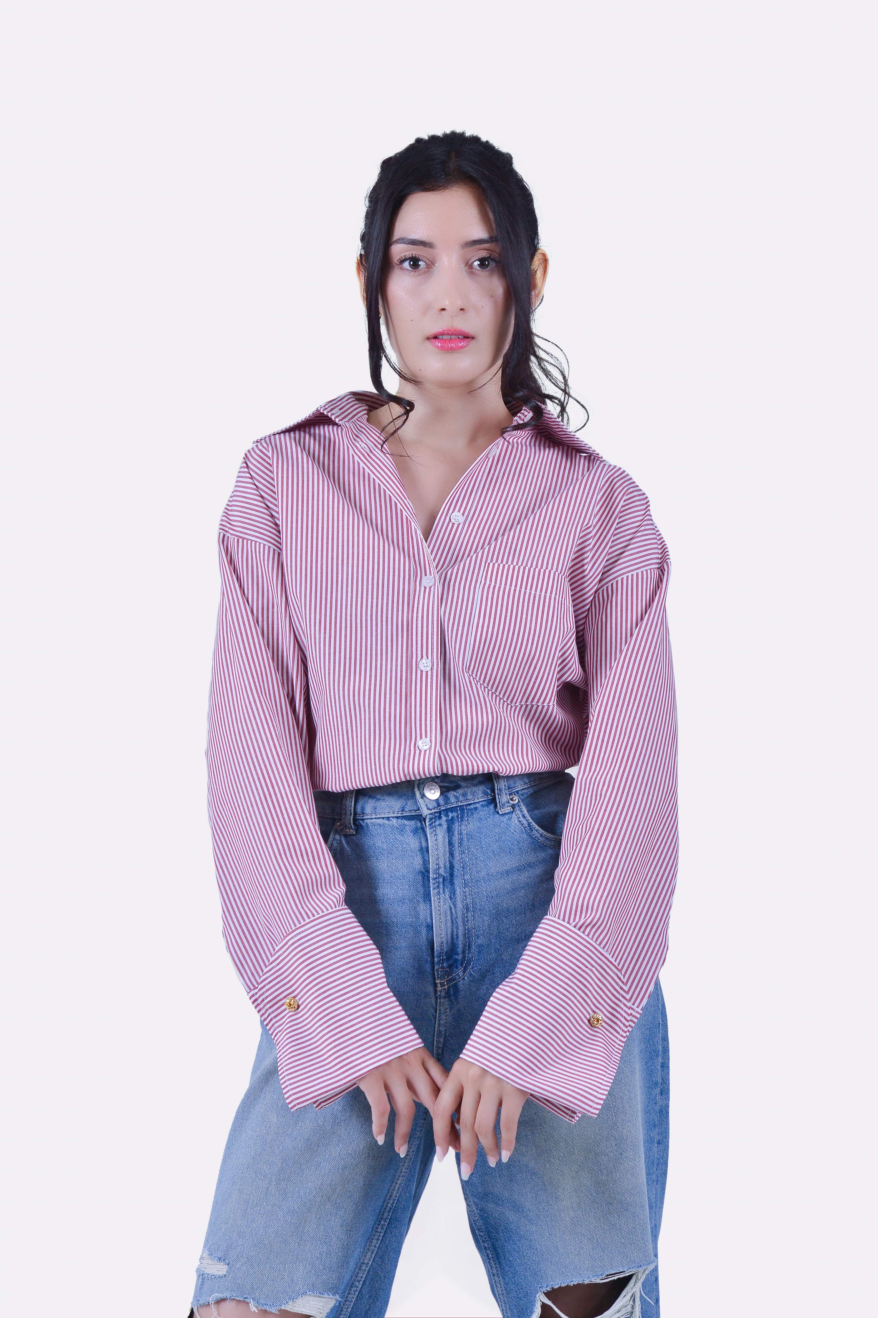 Femme portant la chemise Seoul rayée bordeaux à manches mousquetaire avec boutons de manchette en plaqué or – Collection ECHOES OF S(E)OUL & BEYOND – Maison Kumawo