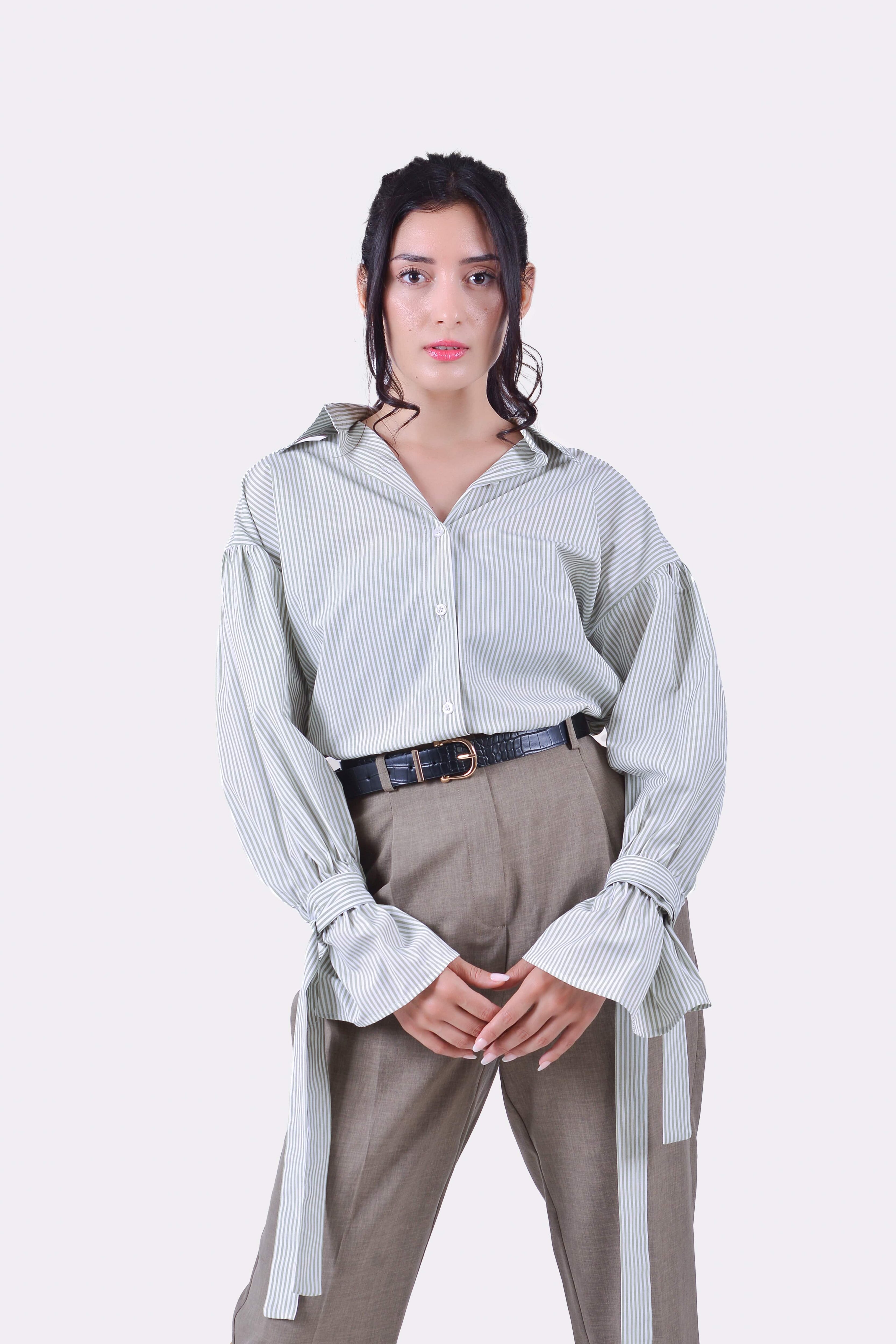 Femme portant la chemise Busan rayée verte avec manches nouées et ceinture – Collection ECHOES OF S(E)OUL & BEYOND – Maison Kumawo