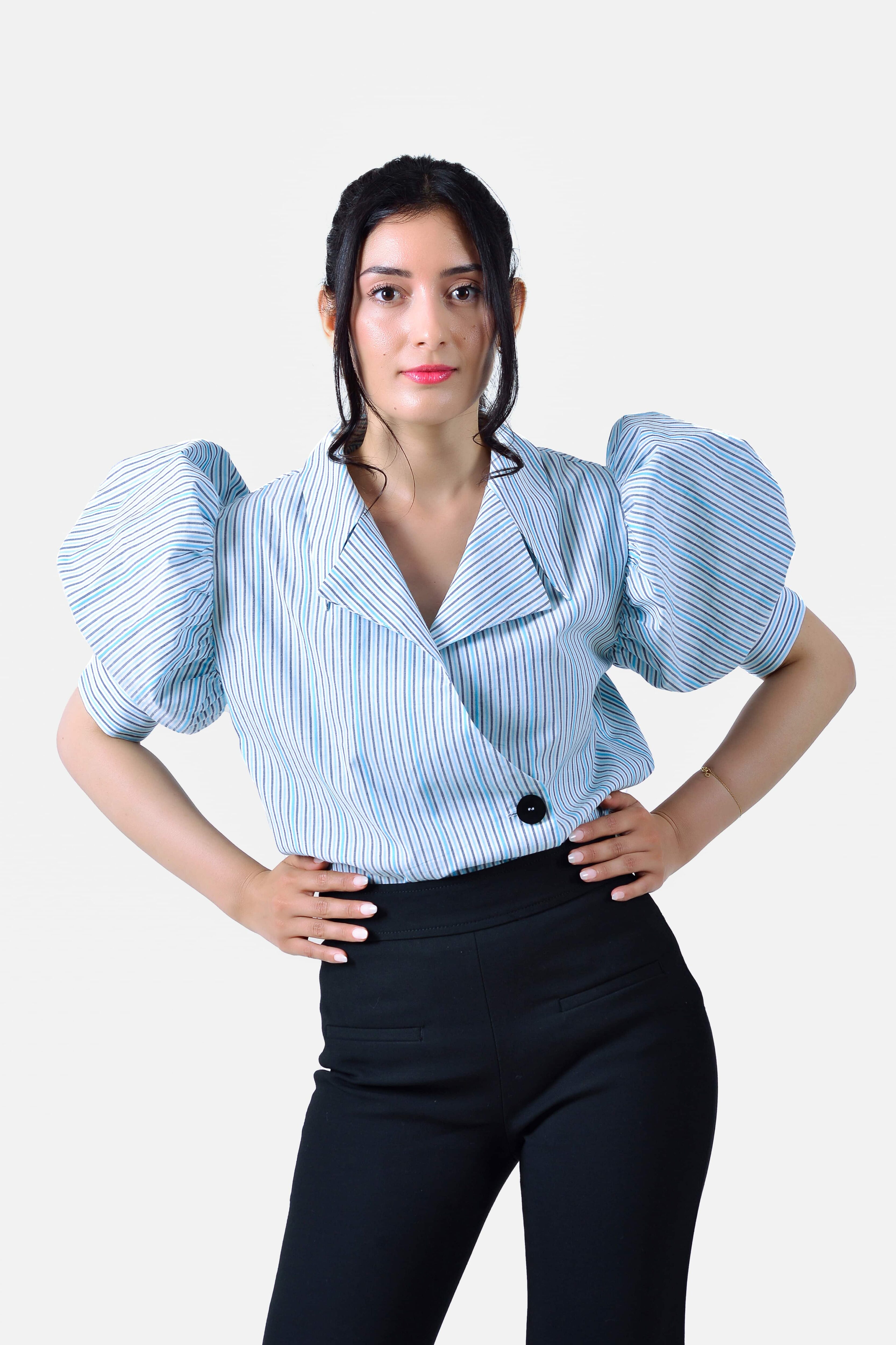 Femme portant la chemise Gangnam rayée bleue à épaules bouffantes – Collection ECHOES OF S(E)OUL & BEYOND – Maison Kumawo