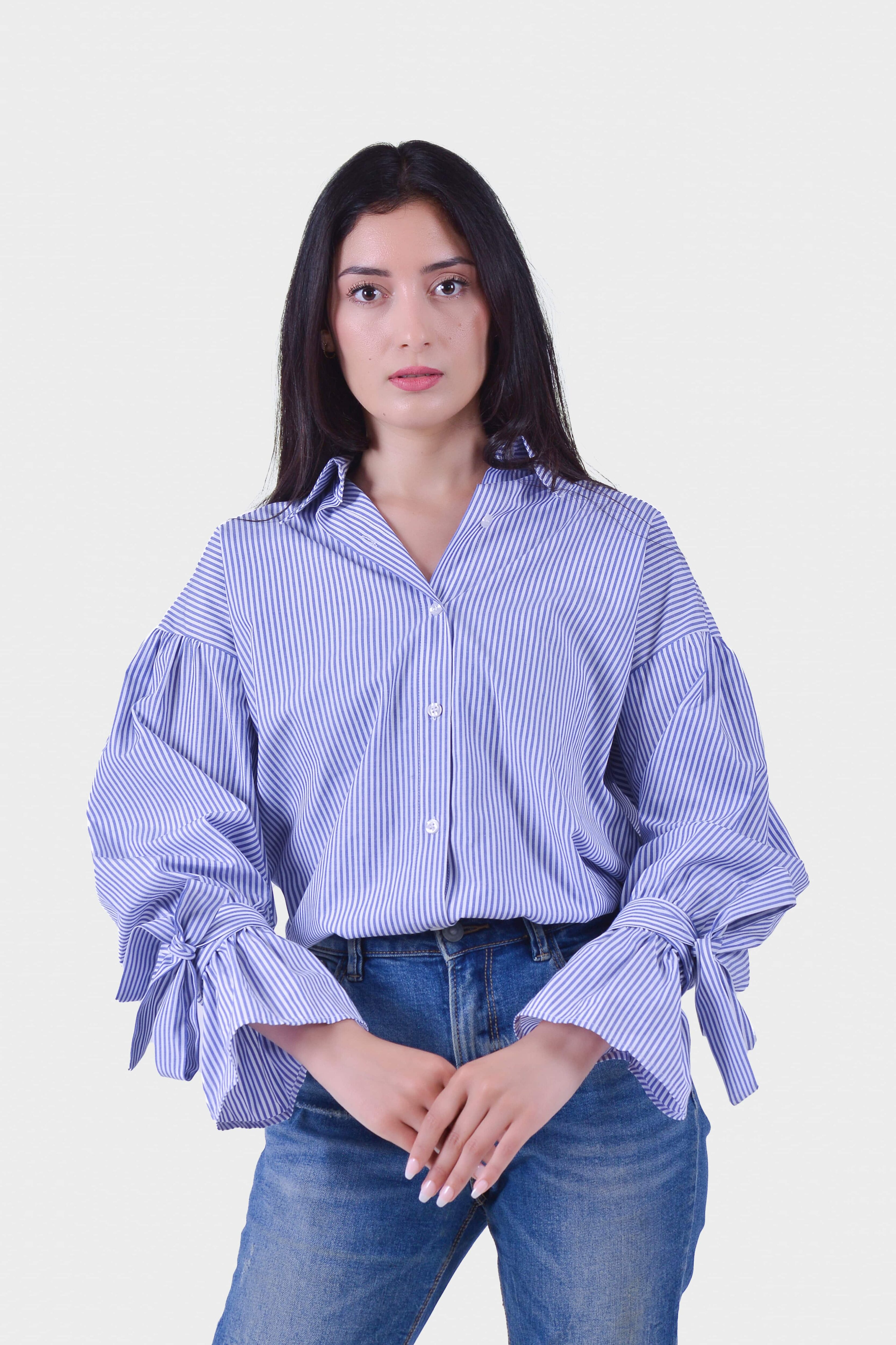 Femme portant la chemise rayée bleue à manches nouées – Modèle Busan – Collection ECHOES OF S(E)OUL & BEYOND – Maison Kumawo