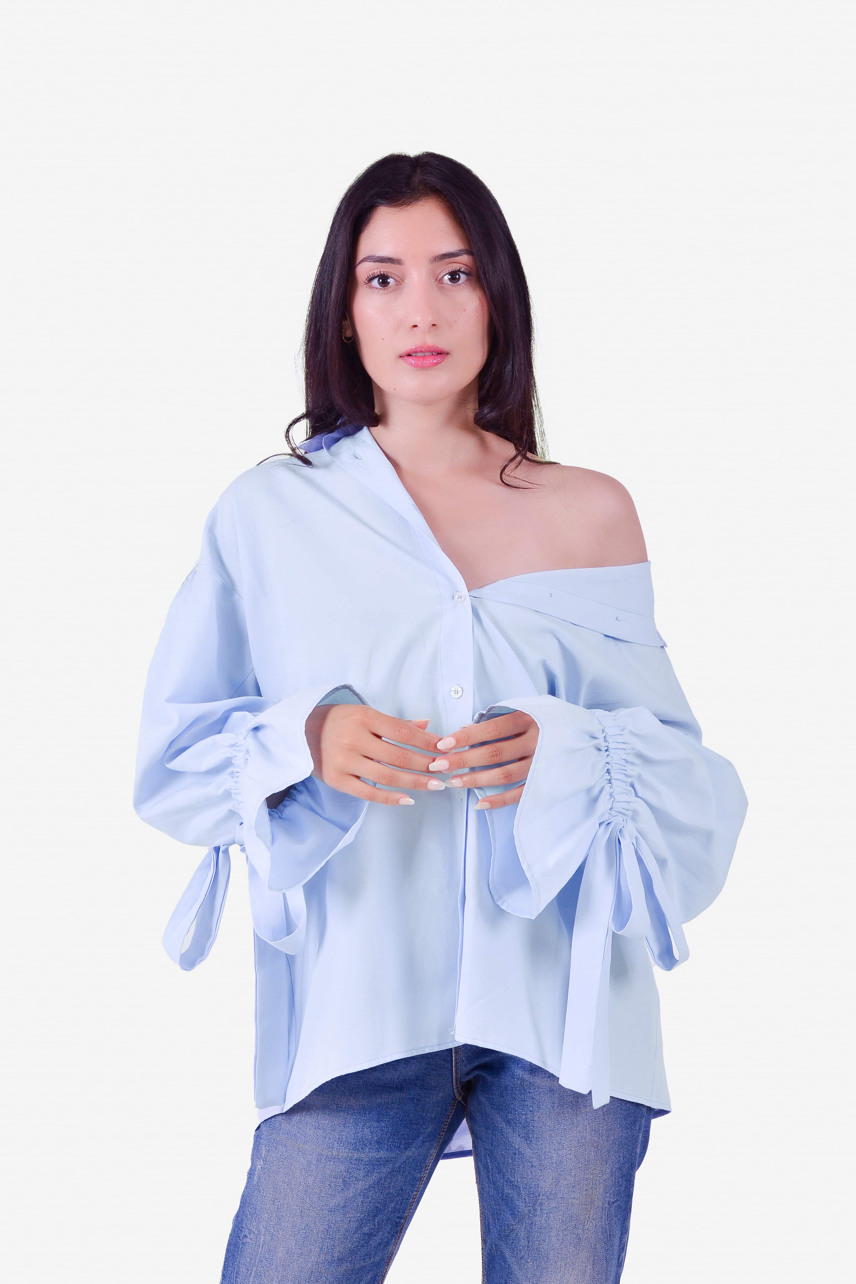 Vue avant de la chemise Busan bleu ciel pour femme avec manches longues nouées – Collection ECHOES OF S(E)OUL & BEYOND – Maison Kumawo