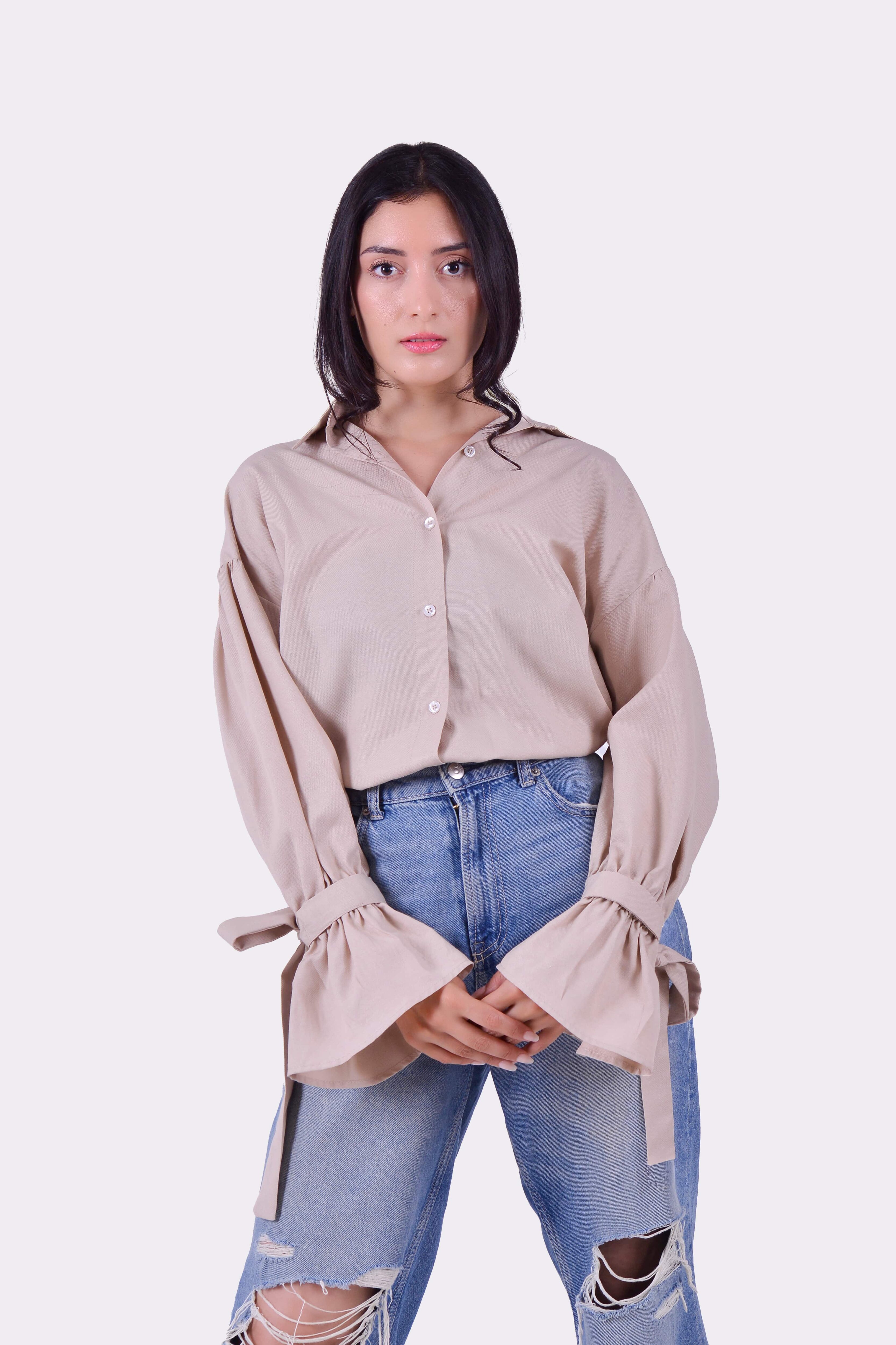 Femme portant la chemise beige manches nouées, vue de face – Modèle Busan – Collection ECHOES OF S(E)OUL & BEYOND – Maison Kumawo