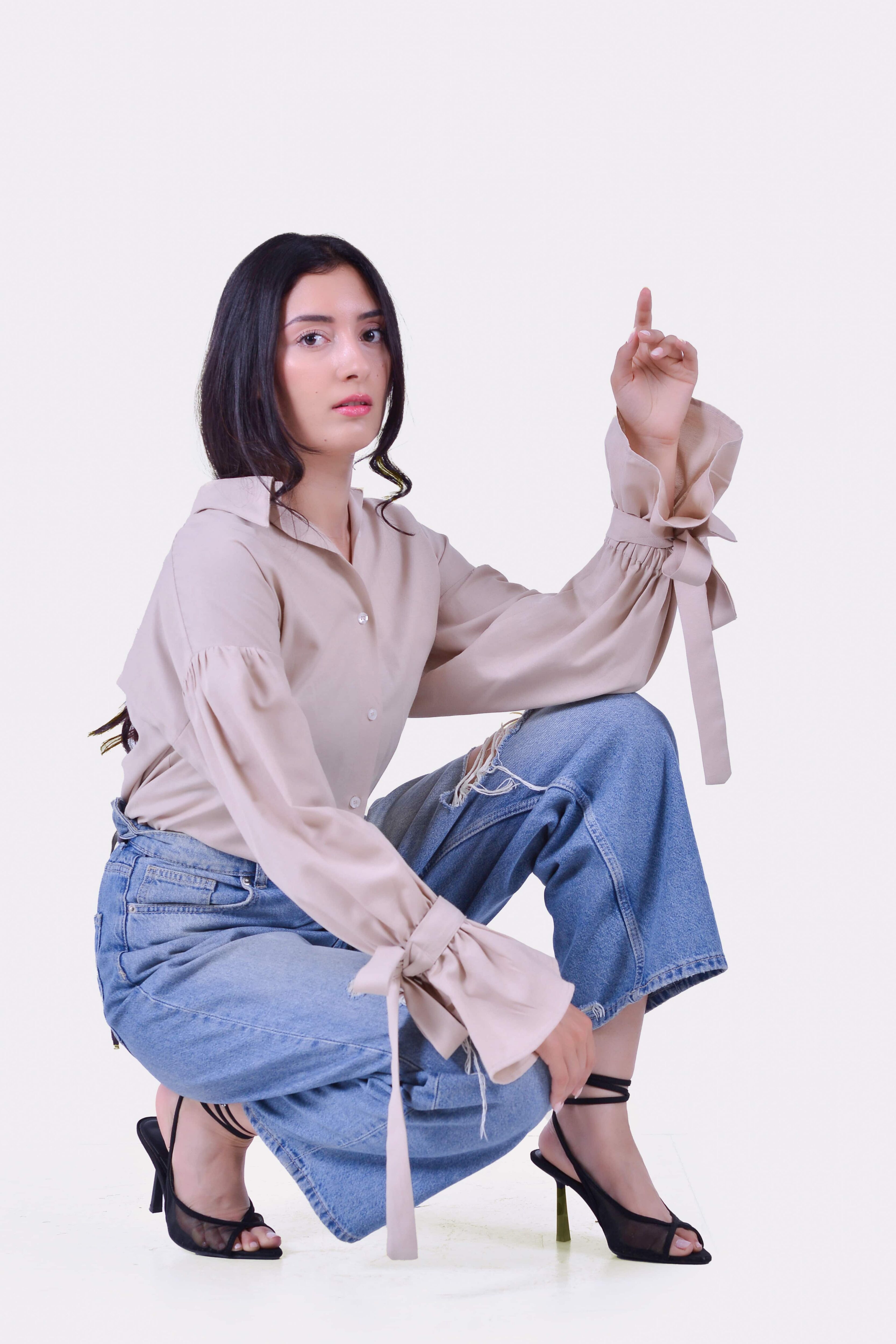 Femme portant la chemise beige à manches longues nouées au poignet – Modèle Busan – Collection ECHOES OF S(E)OUL & BEYOND – Maison Kumawo