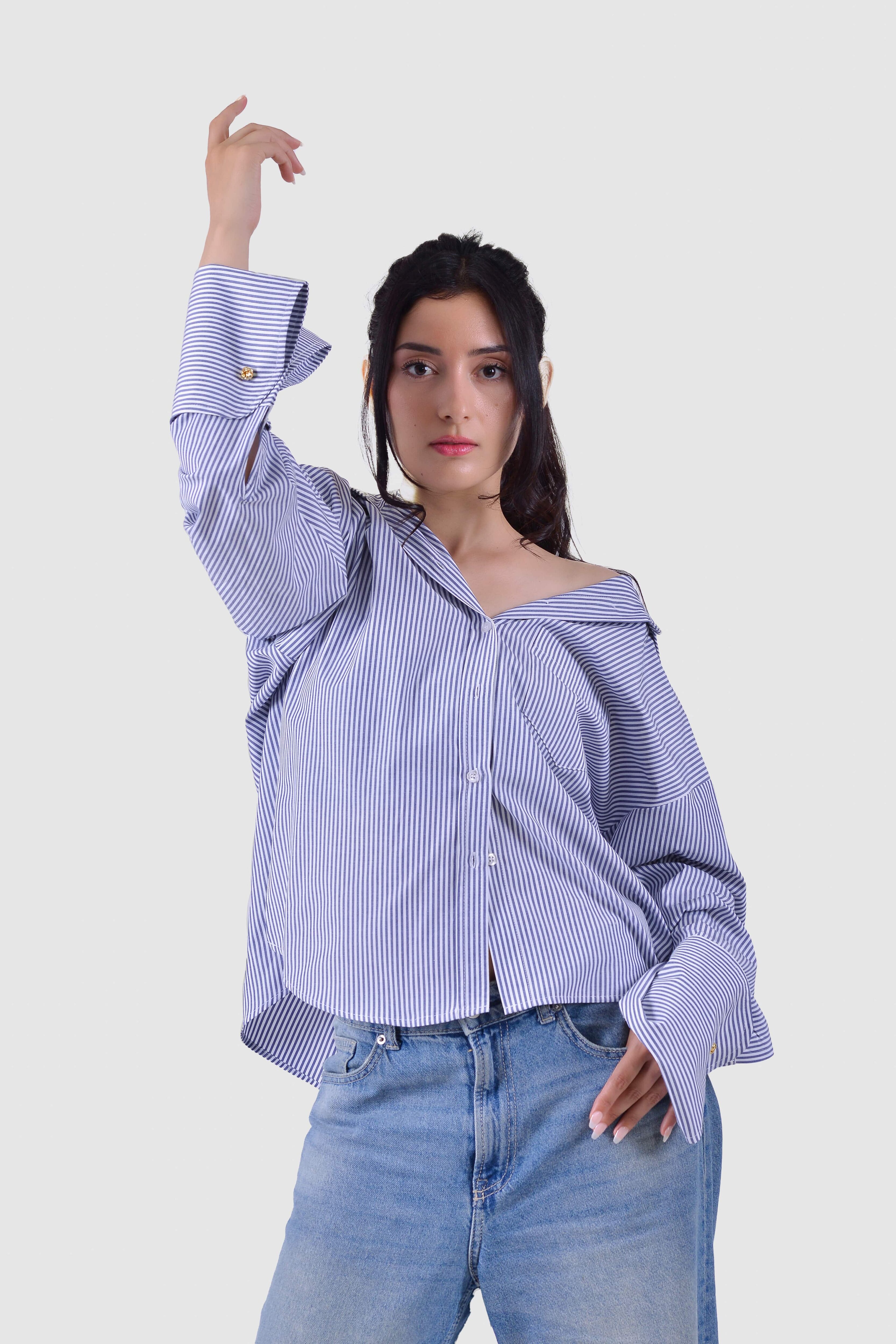 Femme portant la chemise Seoul rayée bleue à manches mousquetaire, style décontracté – Collection ECHOES OF S(E)OUL & BEYOND – Maison Kumawo