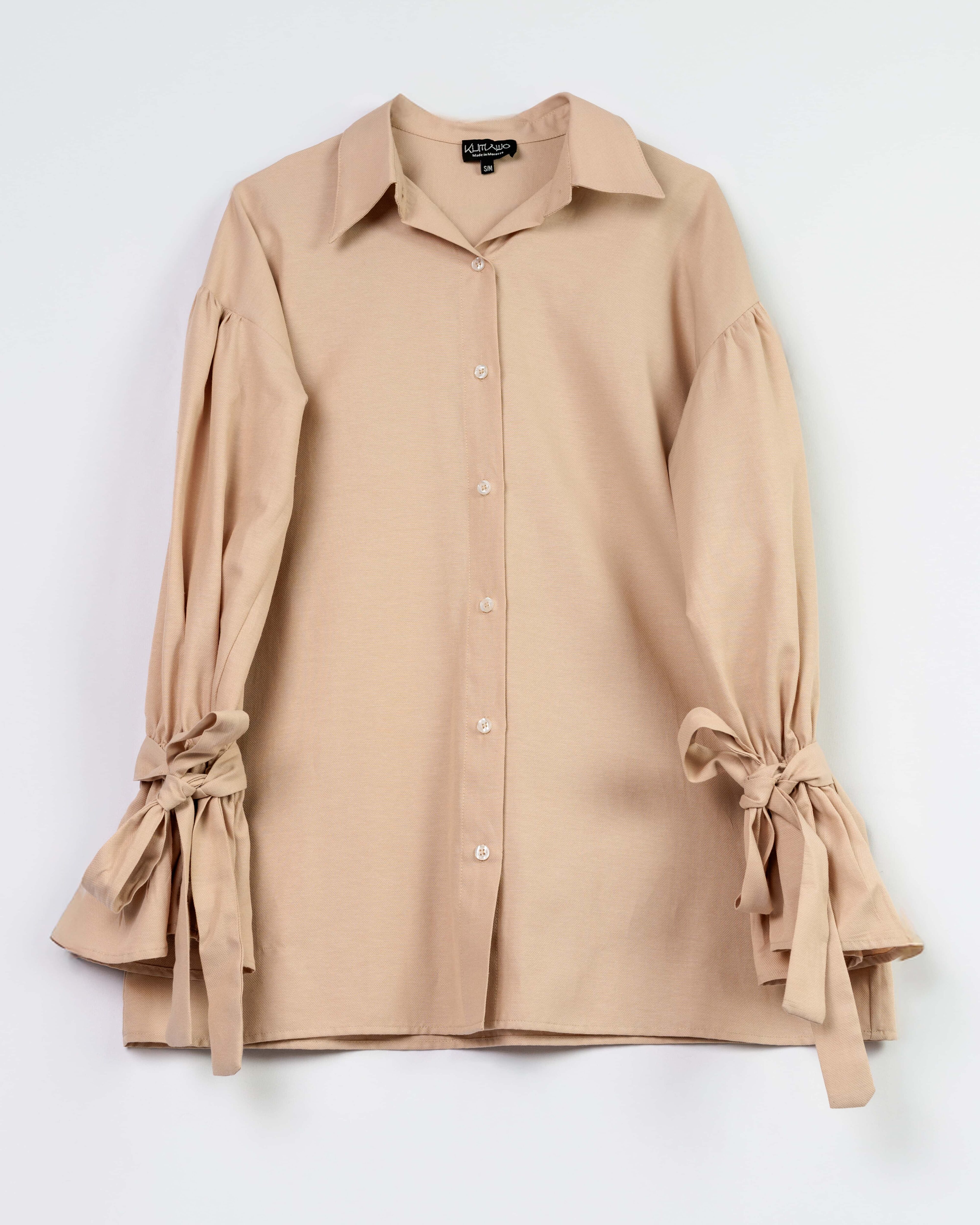 Chemise beige pour femme à manches longues nouées, vue de face – Modèle Busan – Collection ECHOES OF S(E)OUL & BEYOND – Maison Kumawo