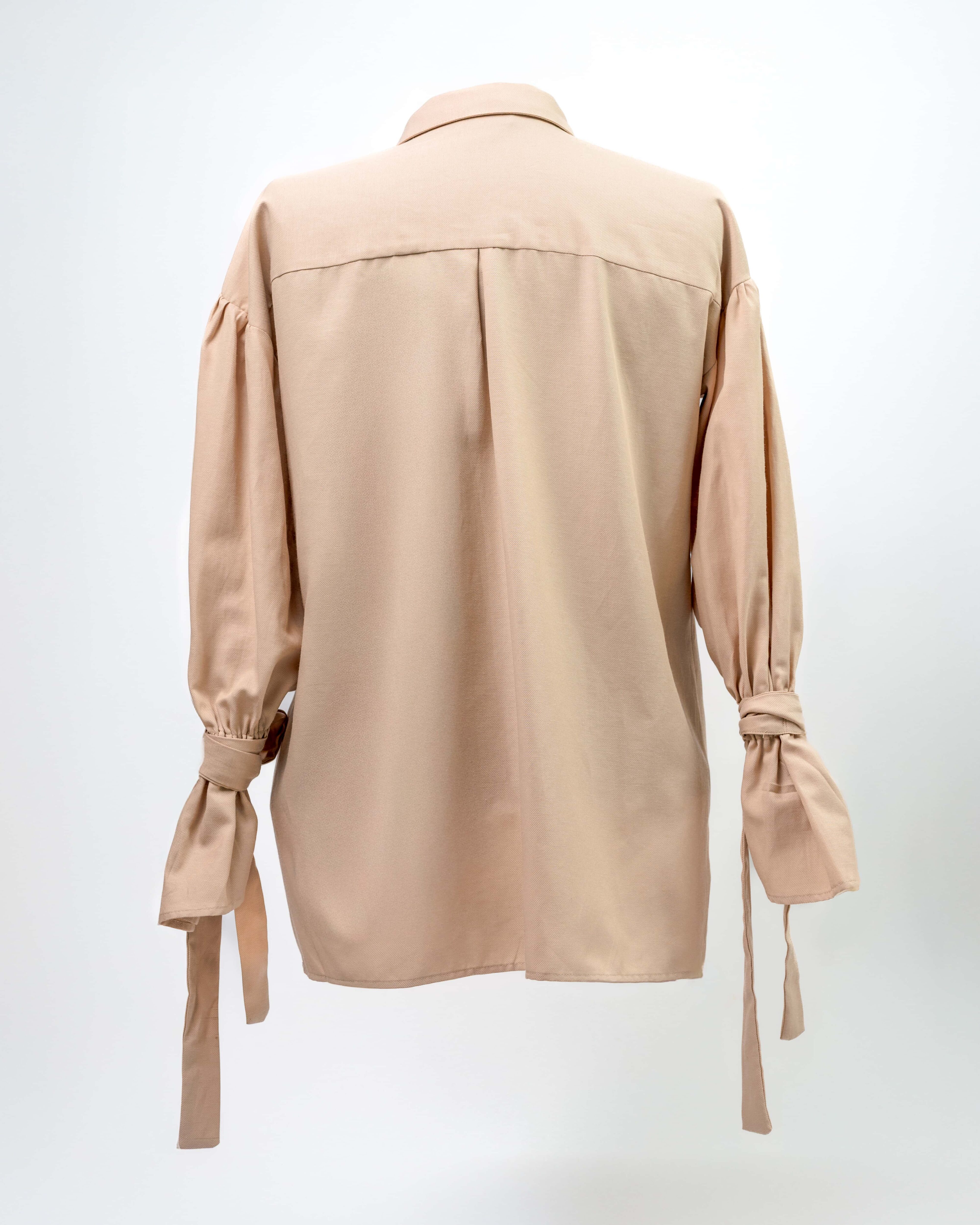 Chemise beige pour femme à manches longues nouées, vue arrière – Modèle Busan – Collection ECHOES OF S(E)OUL & BEYOND – Maison Kumawo