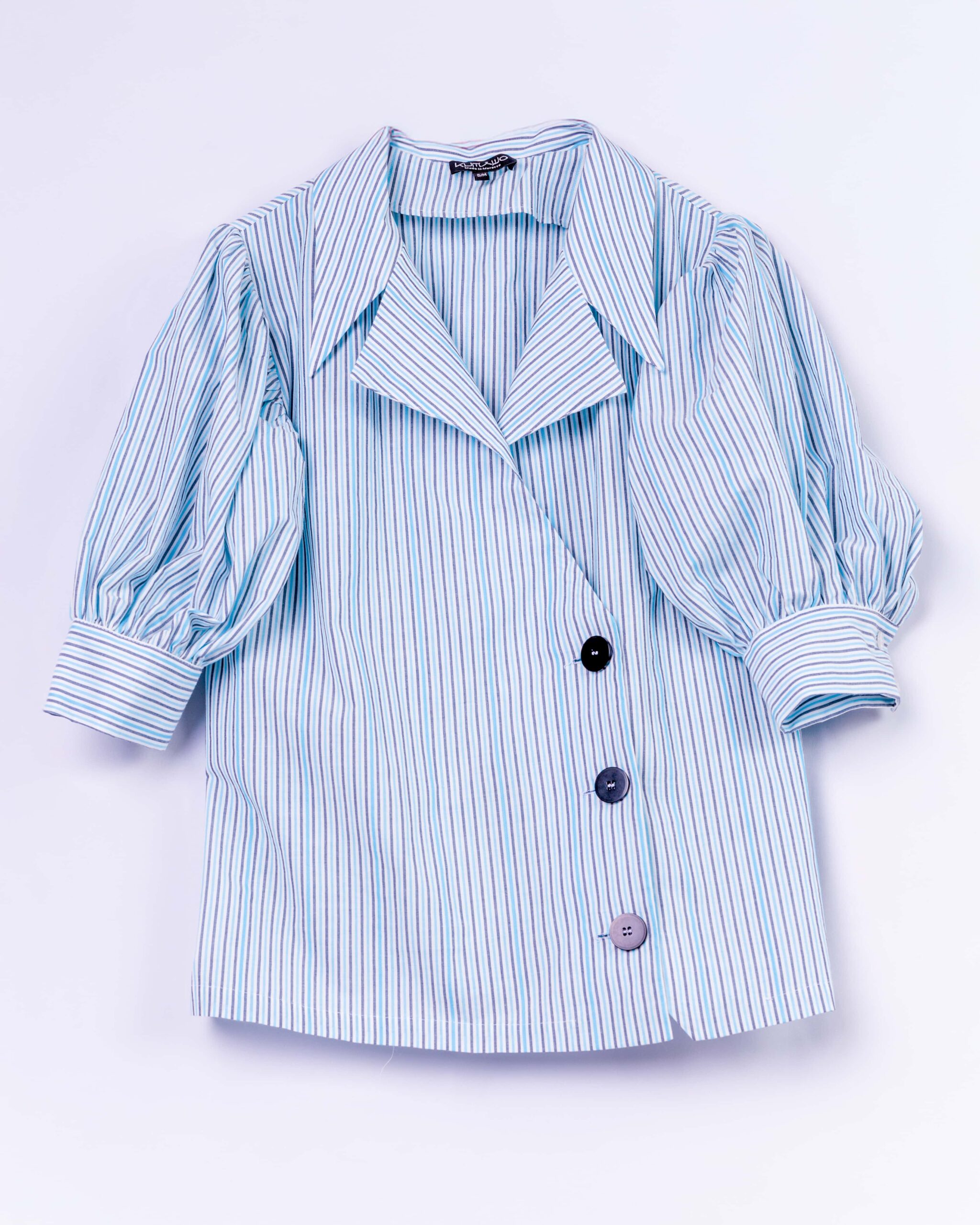 Chemise rayée pour femme à manches bouffantes photographiée à plat – Collection ECHOES OF S(E)OUL & BEYOND – Maison Kumawo