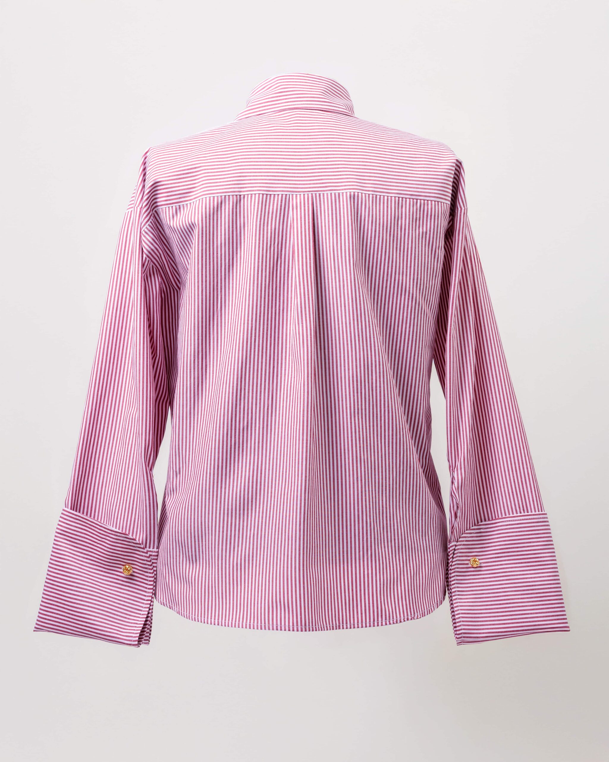 Vue arrière de la chemise femme rayée bordeaux à manches mousquetaire avec boutons de manchette en plaqué or – Modèle Seoul – Collection ECHOES OF S(E)OUL & BEYOND – Maison Kuamwo