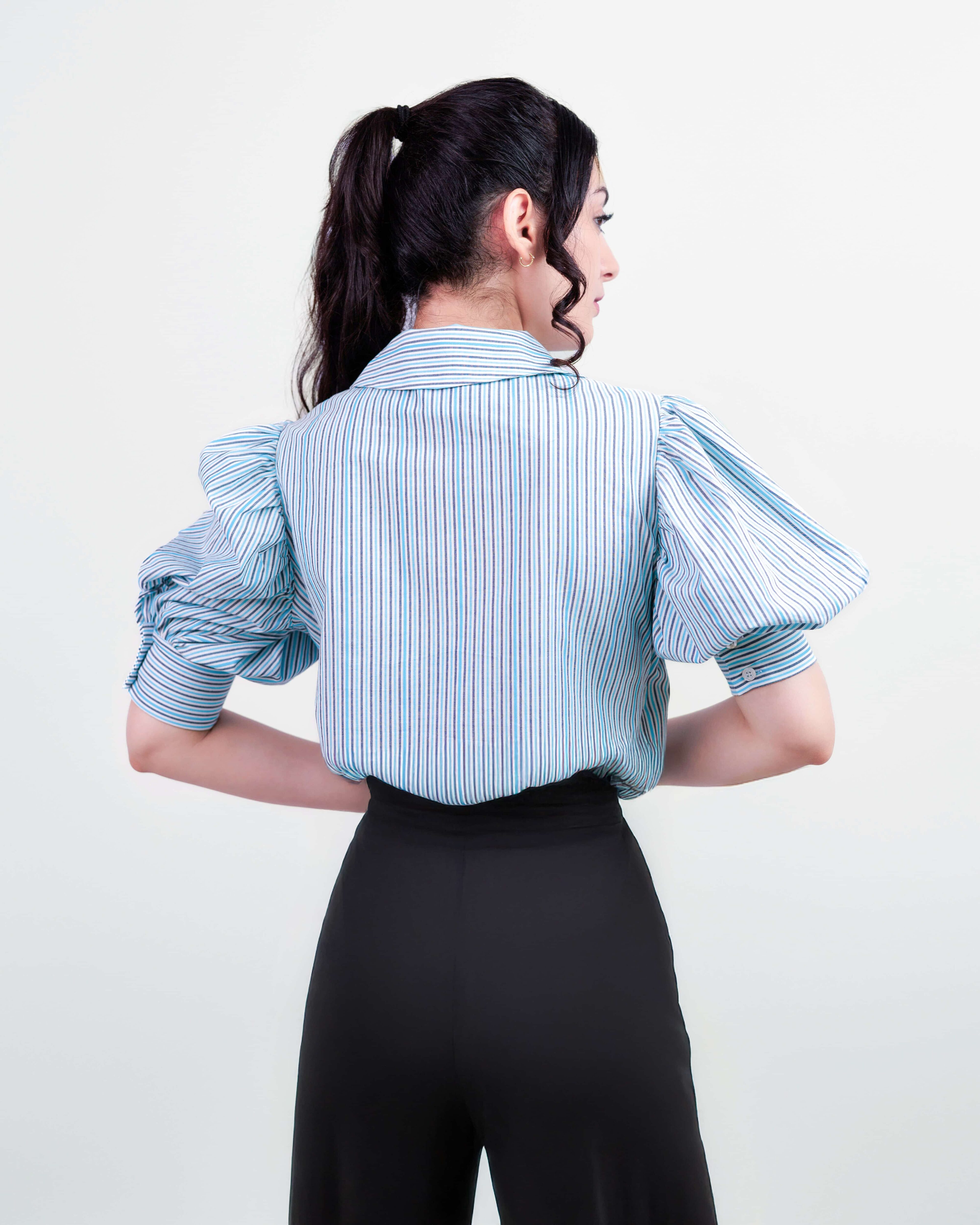 Vue arrière d’une femme portant une chemise rayée à manches bouffantes – Collection ECHOES OF S(E)OUL & BEYOND – Maison Kumawo